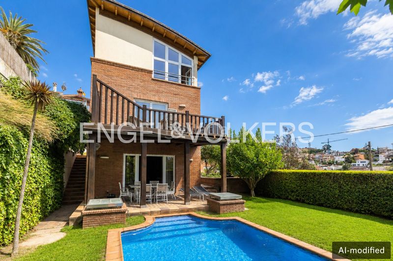 Foto ef0d307b-0eed-4cca-aabf-d2636ac31558. Casa amb calefacció aparcament piscina a La Miranda Esplugues de Llobregat