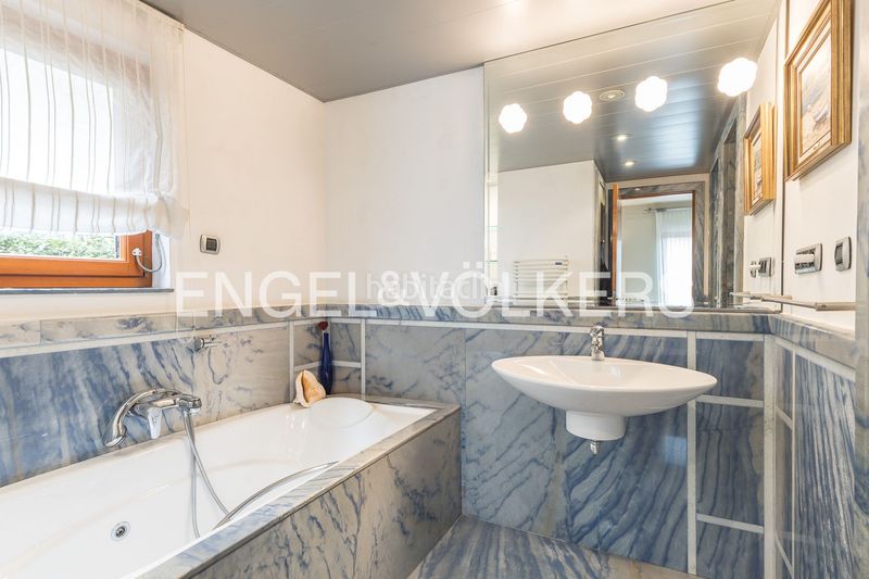 Foto f463ca03-33e4-416c-9d1d-2cb786a5e048. Casa amb calefacció aparcament piscina a La Miranda Esplugues de Llobregat