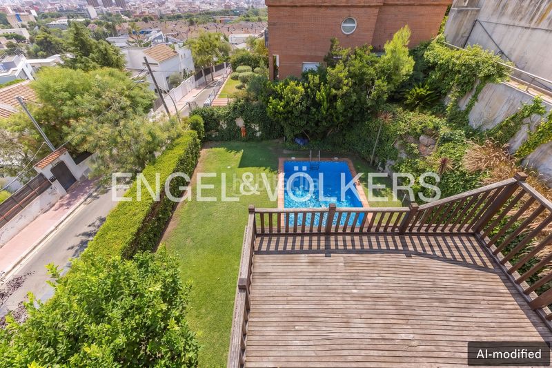 Foto f7cd3c1f-3960-496e-b20f-bf6ec2d3d846. Casa amb calefacció aparcament piscina a La Miranda Esplugues de Llobregat