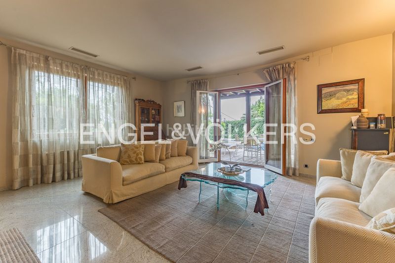 Foto fbbff728-d634-455f-9881-2438718ed60c. Casa amb calefacció aparcament piscina a La Miranda Esplugues de Llobregat