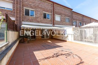 Casa adossada a Nou Eixample Nord. Casa adosada con grandes terrazas y piscina comunitaria en una d