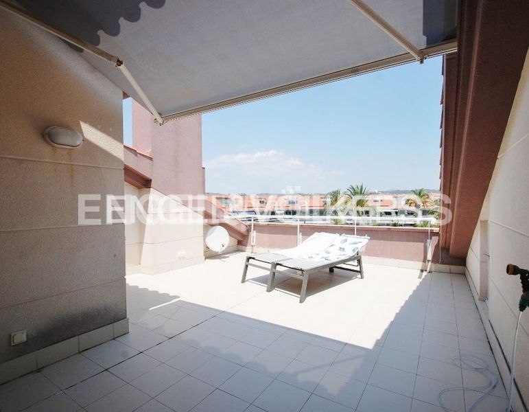 Foto f35f3577-9ffa-496a-ac40-6a271edade26. Alquiler ático  duplex en parc de mar con acabados selectos en Sitges