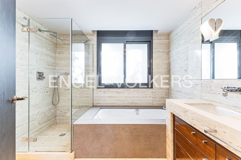 Foto 482a9942-a14a-4976-8133-c42fb68dc1c3. Casa amb calefacció aparcament piscina a Ciutat Diagonal Esplugues de Llobregat