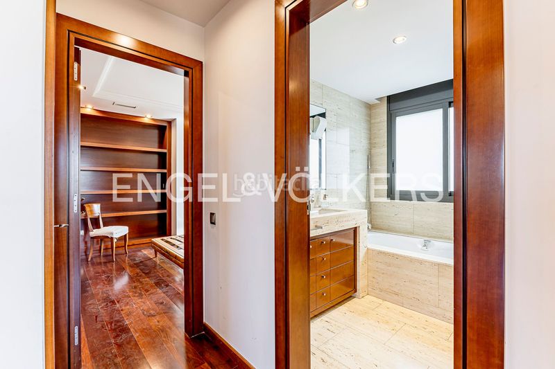 Foto 83f7d0a6-612a-4ba5-aa72-490ed16ea506. Casa amb calefacció aparcament piscina a Ciutat Diagonal Esplugues de Llobregat