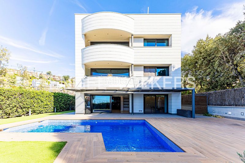 Foto 907ae7f4-c205-4dee-a652-2d9516fa571a. Casa amb calefacció aparcament piscina a Ciutat Diagonal Esplugues de Llobregat