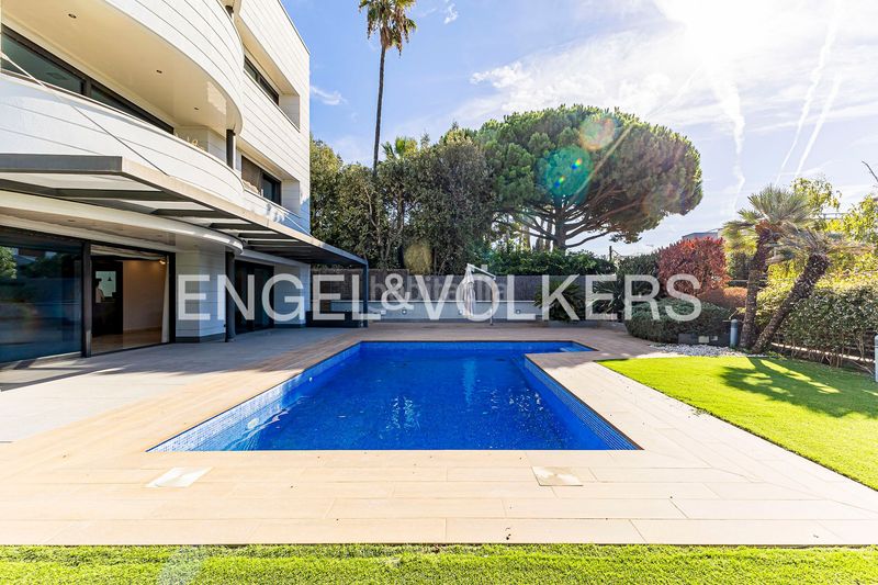 Foto 9b3346c6-7c39-4b14-869a-cc93109cd142. Casa amb calefacció aparcament piscina a Ciutat Diagonal Esplugues de Llobregat
