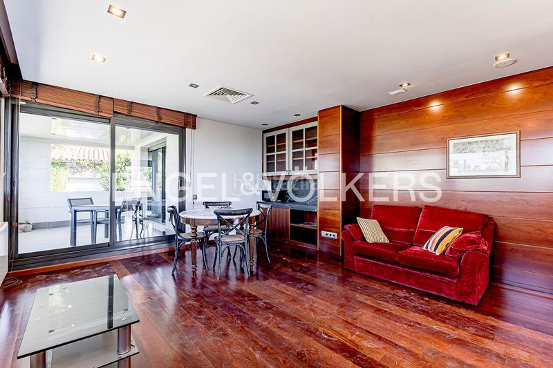 Foto a8ef9daf-74db-4326-9c24-26f8e35b4934. Casa amb calefacció aparcament piscina a Ciutat Diagonal Esplugues de Llobregat