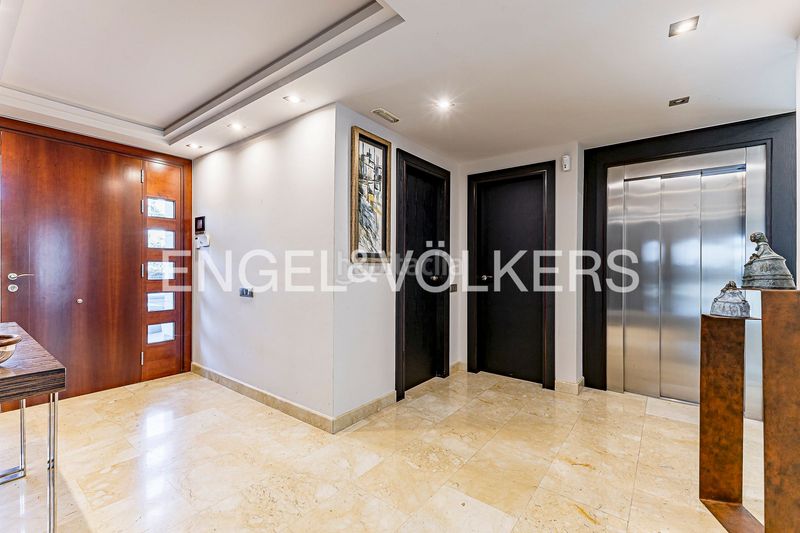 Foto b60f289f-a5ff-42ab-9065-7b29d0524138. Casa amb calefacció aparcament piscina a Ciutat Diagonal Esplugues de Llobregat