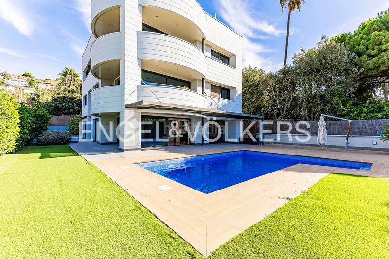 Foto c9a89a93-321d-4260-b7c4-051515613c0f. Casa amb calefacció aparcament piscina a Ciutat Diagonal Esplugues de Llobregat