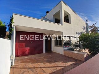 Casa a Pacs del Penedès. Confort y vida exterior en pla de cavalls