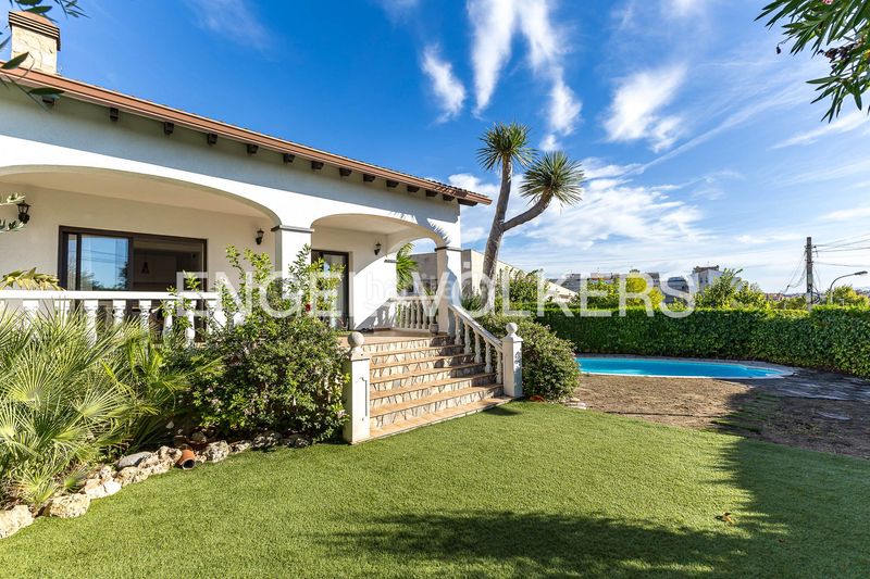 Foto 8ed88656-e011-4860-96a1-6cbb2b74289a. Casa amb calefacció aparcament piscina a El Tancat-Mas d´en Gual Vendrell (El)