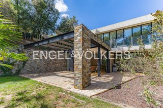 Maison  Carrer del turó de la carlina. Casa de diseño contemporáneo con helipuerto privado en matadeper