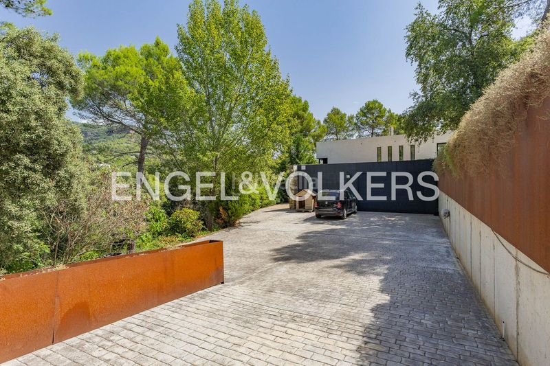 Foto 140994e7-a0cd-4a9a-bb99-caa610048875. Casa  de diseño contemporáneo con helipuerto privado en Matadepera