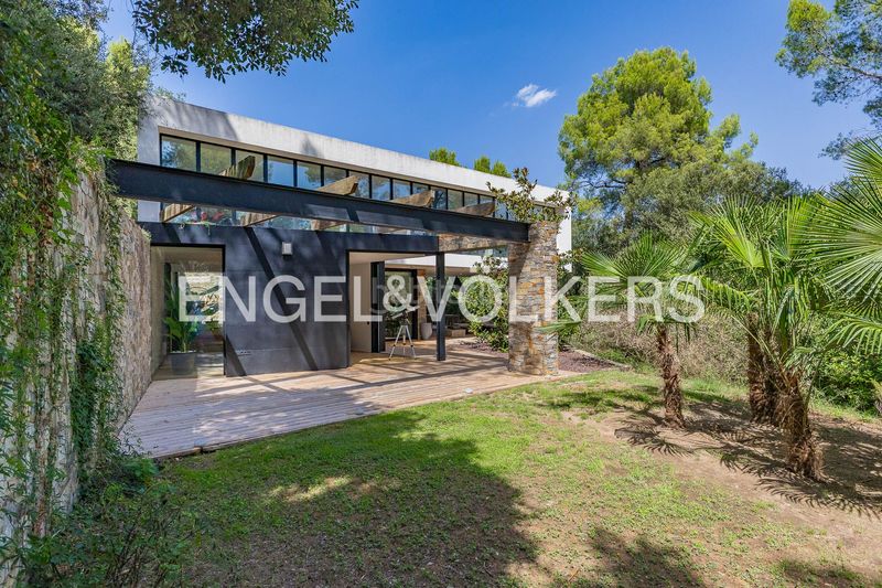 Foto 1f2c41f5-3d7d-4ed7-b526-c629bb220555. Casa  de diseño contemporáneo con helipuerto privado en Matadepera