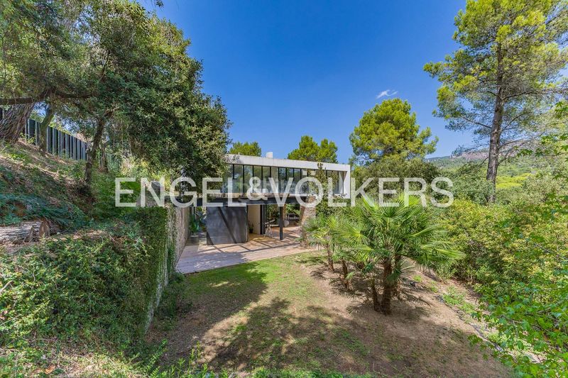 Foto 6f4398c9-4a14-4d63-b40e-aab22bd896a2. Casa  de diseño contemporáneo con helipuerto privado en Matadepera