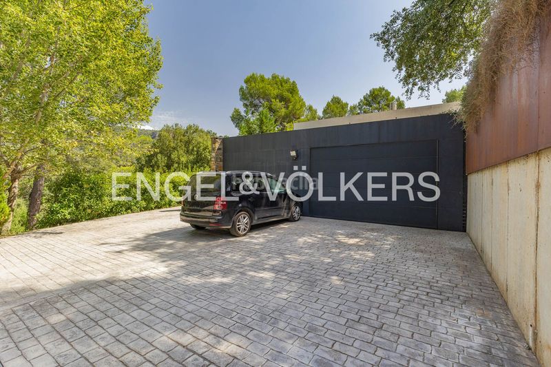 Foto 776a2e69-590a-4d9a-bc1a-22e2cad38158. Casa  de diseño contemporáneo con helipuerto privado en Matadepera