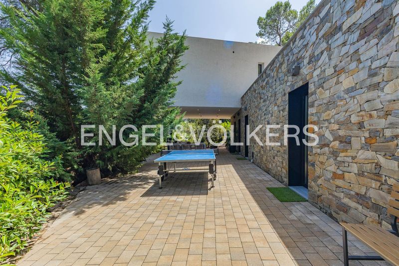 Foto 82316119-f569-4625-bcdb-b42e4c4c9c46. Casa  de diseño contemporáneo con helipuerto privado en Matadepera