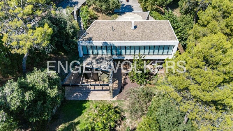 Foto a90516e1-7446-4da2-98a1-e5146857bdcd. Casa  de diseño contemporáneo con helipuerto privado en Matadepera