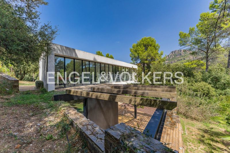 Foto b0dbe1ce-53eb-40de-8fcf-2af909d65f96. Casa  de diseño contemporáneo con helipuerto privado en Matadepera