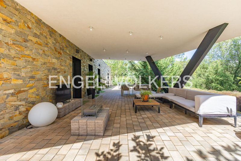 Foto b511dbb4-ed84-4feb-8873-f52452683aa1. Casa  de diseño contemporáneo con helipuerto privado en Matadepera