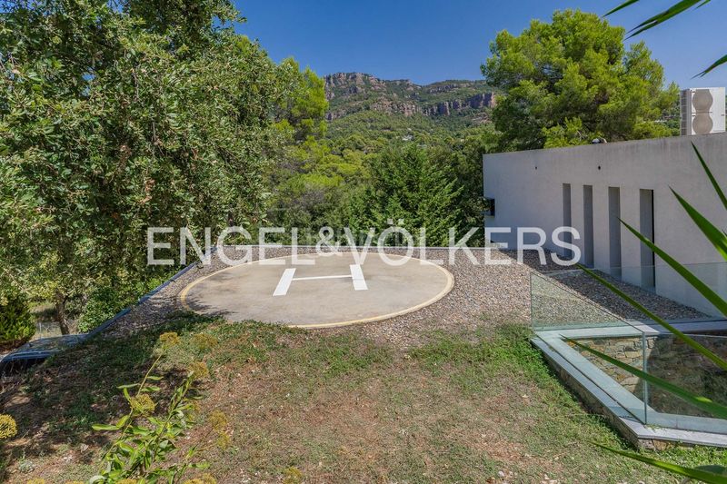 Foto bc1124ed-d8c0-4e44-a87b-044110878deb. Casa  de diseño contemporáneo con helipuerto privado en Matadepera