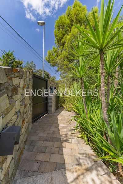 Foto c31395e7-5c0a-4cfc-b353-fbc75328d741. Casa  de diseño contemporáneo con helipuerto privado en Matadepera