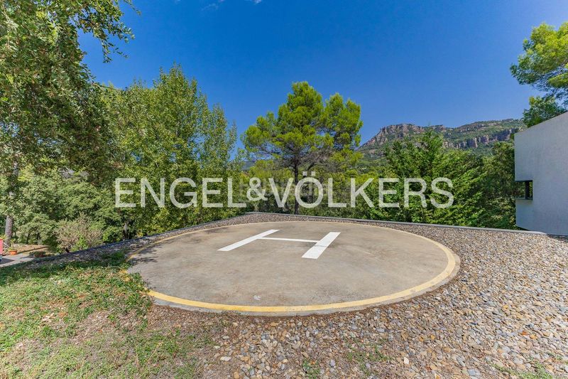 Foto d9aa4a2f-b4a2-4e3f-9a04-02b94f2d192f. Casa  de diseño contemporáneo con helipuerto privado en Matadepera