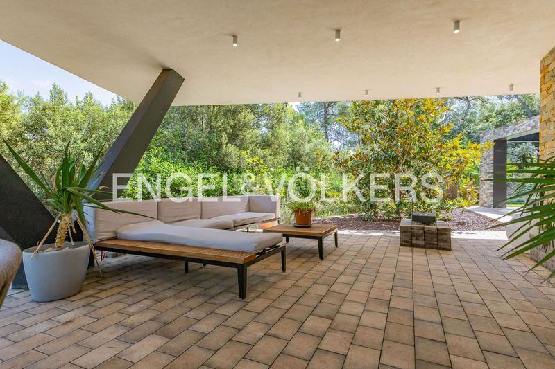 Foto e30cb45c-c77e-4d61-881b-9407e41c754c. Casa  de diseño contemporáneo con helipuerto privado en Matadepera