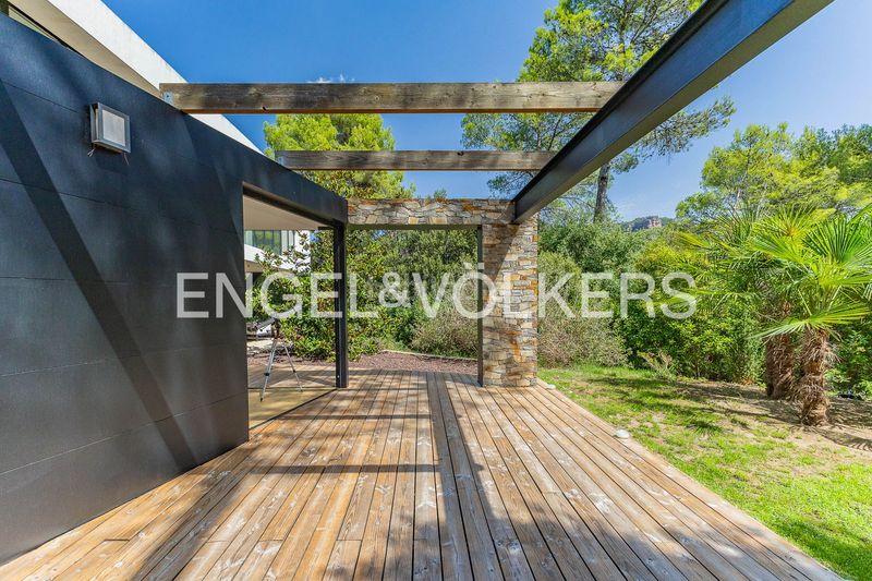Foto ef63a30d-1735-44d1-856c-3c87bf195c01. Casa  de diseño contemporáneo con helipuerto privado en Matadepera
