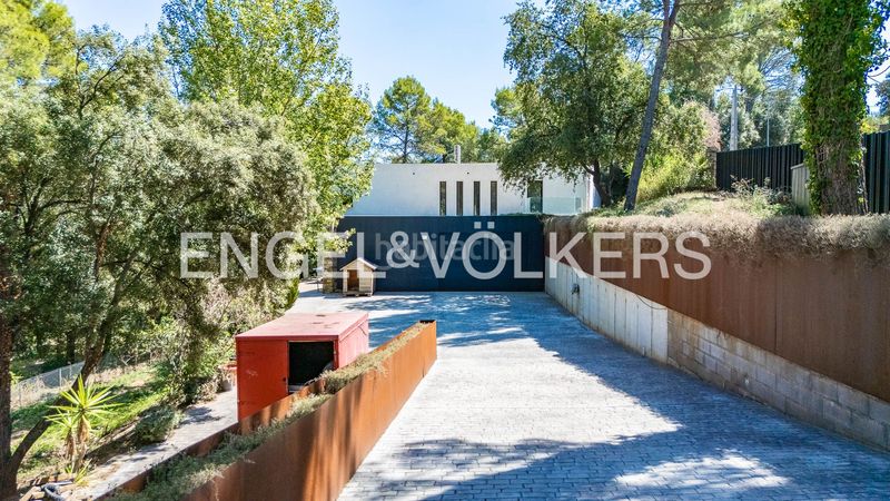 Foto f1656739-3ccf-4afa-89dd-7d9997a6db71. Casa  de diseño contemporáneo con helipuerto privado en Matadepera