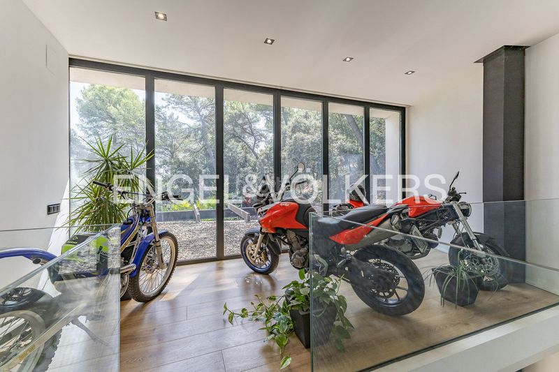 Foto f410323b-73c0-428b-89b8-86af0c02ea02. Casa  de diseño contemporáneo con helipuerto privado en Matadepera
