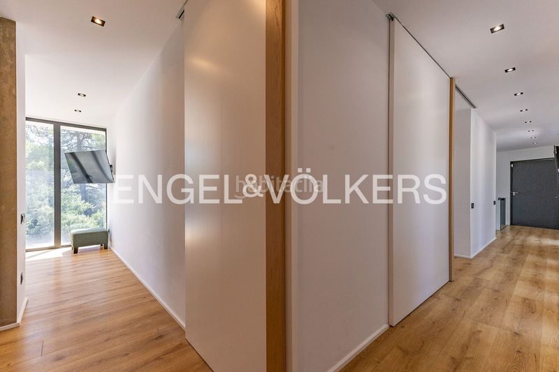 Foto fad3bcb3-64f0-47eb-8f1c-6d48db7581de. Casa  de diseño contemporáneo con helipuerto privado en Matadepera