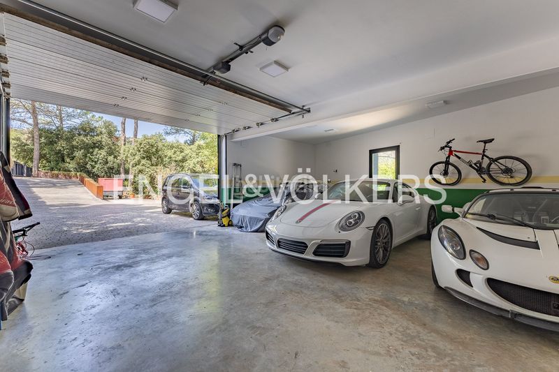 Foto fb05e802-8258-44f0-8007-0d3f7258a444. Casa  de diseño contemporáneo con helipuerto privado en Matadepera