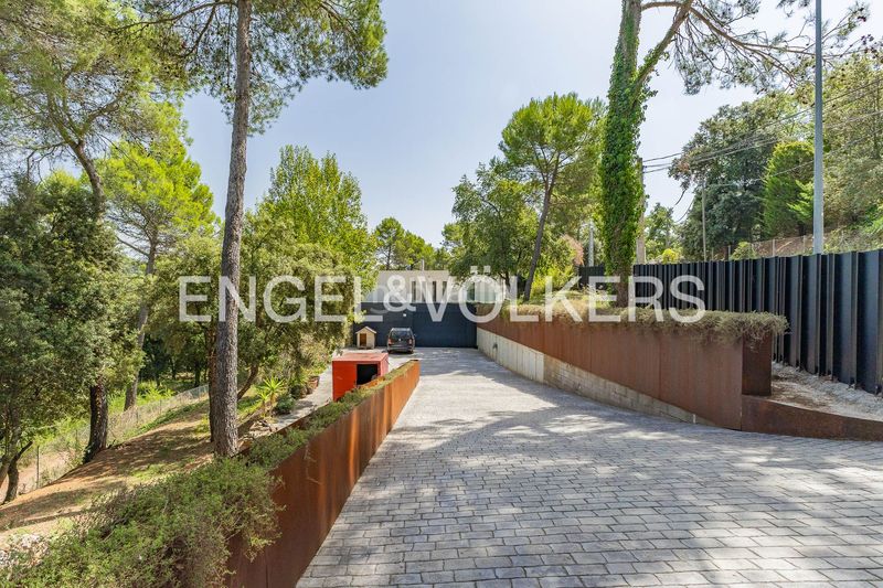 Foto fd81131c-d4f8-48c0-a465-c7661c65c544. Casa  de diseño contemporáneo con helipuerto privado en Matadepera