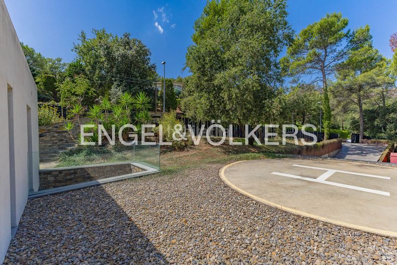 Foto fdb6c288-92f0-4c0b-9f2a-850542b9c2a1. Casa  de diseño contemporáneo con helipuerto privado en Matadepera