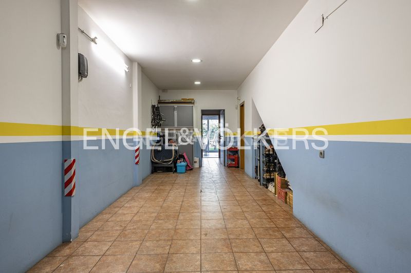 Foto 02387448-3b5a-4162-8375-56e5424baed5. Casa adossada amb calefacció aparcament a Centre Sabadell