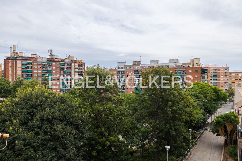 Foto f7221101-eacd-42ff-975e-0da609c668cc. Pis amb calefacció aparcament a Llefià Badalona