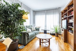Appartement à Centre. Luminoso, amplio y con parking eléctrico junto a la escola pia e