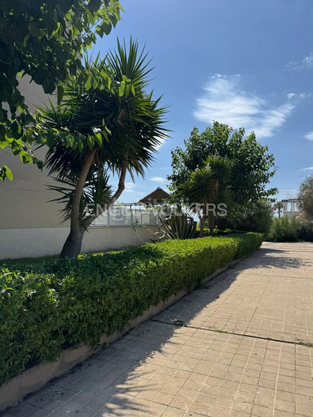 Foto 0dd13704-bf01-42d0-98fb-6eba4d66d1c7. Alquiler piso magnífico piso reformado en primera línea de mar en Sitges