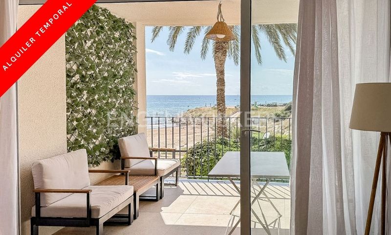 Foto 1a6ca84f-5b92-413f-8ec2-f0299597ba82. Alquiler piso magnífico piso reformado en primera línea de mar en Sitges