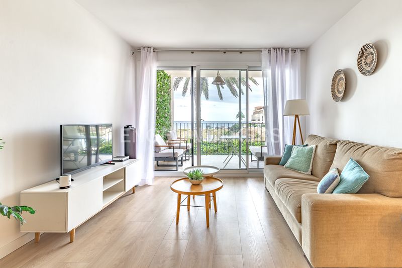 Foto 4dd8a5bb-b2f0-4835-97fe-87fa7b53f8ea. Alquiler piso magnífico piso reformado en primera línea de mar en Sitges