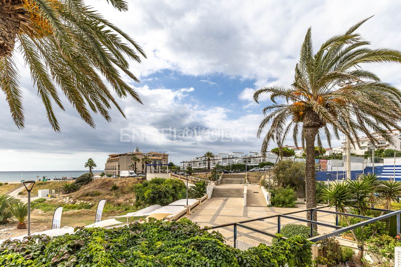 Foto 94b07c21-3d5f-4a90-9642-6f54fa24efa3. Alquiler piso magnífico piso reformado en primera línea de mar en Sitges