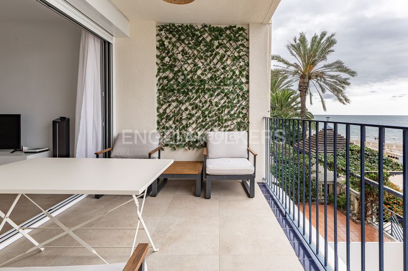 Foto d2ba2e9c-f9f7-4645-bfd0-df180312c65d. Alquiler piso magnífico piso reformado en primera línea de mar en Sitges