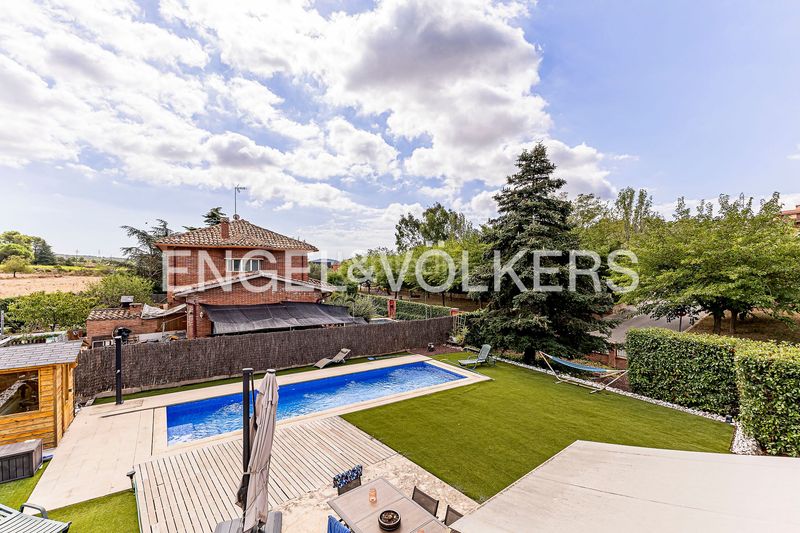 Foto 030dc0f0-6ed9-4b1f-9fb8-e9b5a73be09d. Casa  de ensueño con piscina y vistas a los viñedos en Begues