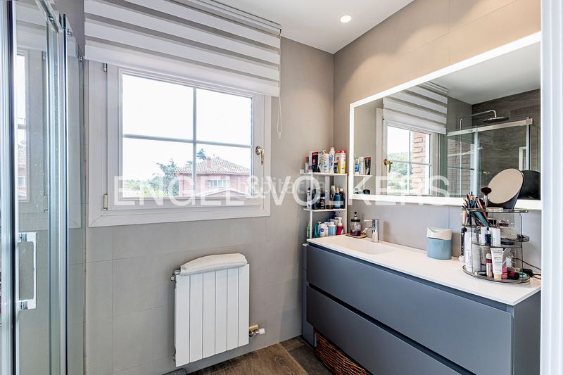 Foto 532d8f2a-2341-4af8-bbea-2052c191d760. Casa  de ensueño con piscina y vistas a los viñedos en Begues