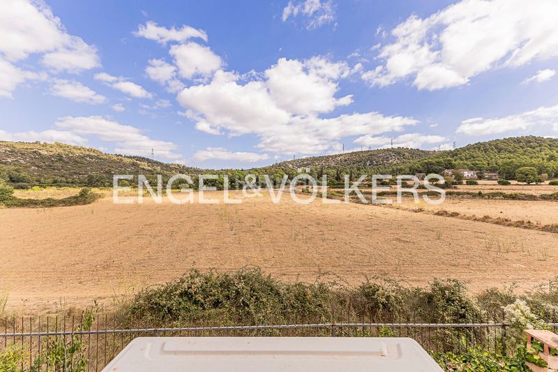 Foto 8acd1efc-f539-4210-b3c9-587e8c2ebe48. Casa  de ensueño con piscina y vistas a los viñedos en Begues