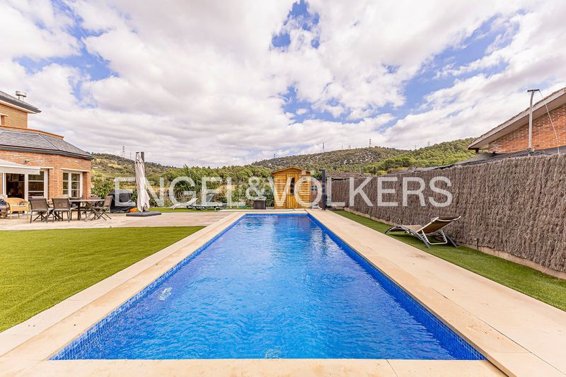 Foto a21ffd47-1e0a-4344-8b43-71a70ae72f4c. Casa  de ensueño con piscina y vistas a los viñedos en Begues