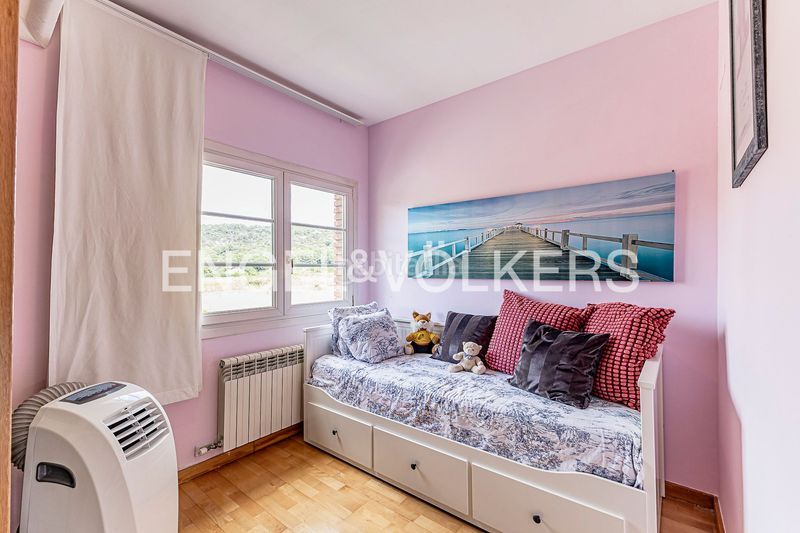 Foto a7e769fe-b0dd-4ecb-9a3a-e9585c23e562. Casa  de ensueño con piscina y vistas a los viñedos en Begues