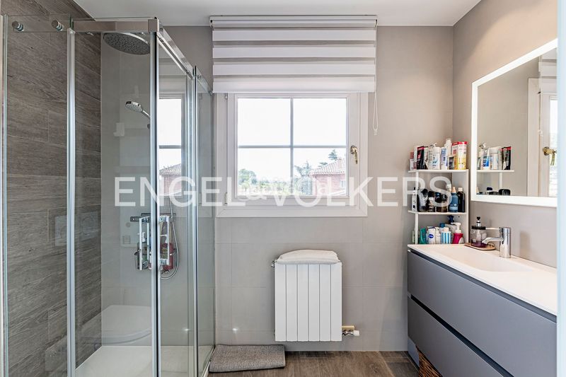 Foto d02a1f7b-72d2-43c4-b7f9-4307722c8c93. Casa  de ensueño con piscina y vistas a los viñedos en Begues