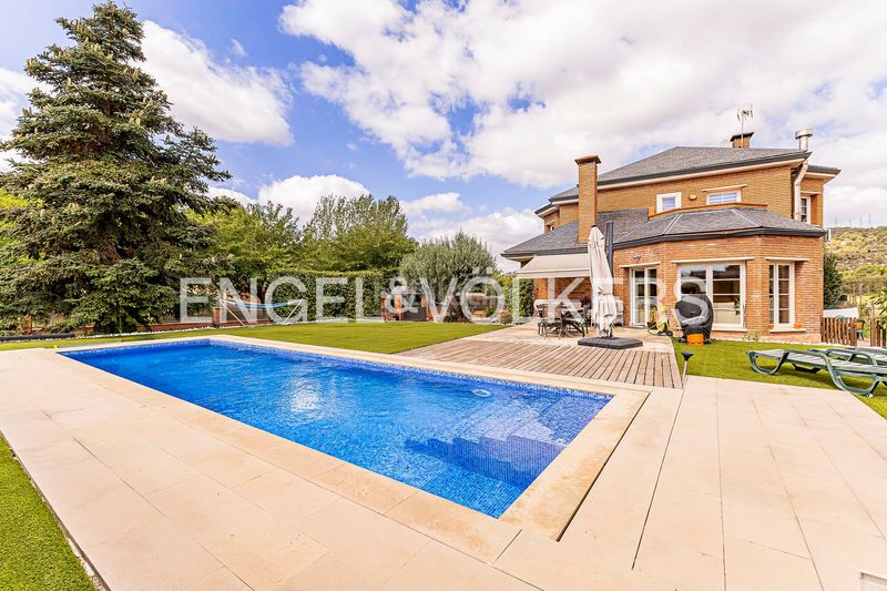 Foto dd36f1f0-5f33-4b54-b488-1ecf99ec33b0. Casa  de ensueño con piscina y vistas a los viñedos en Begues